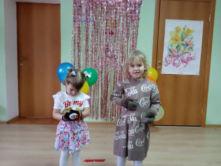 Праздничный утренник, посвящённый празднованию Международного женского Дня!.